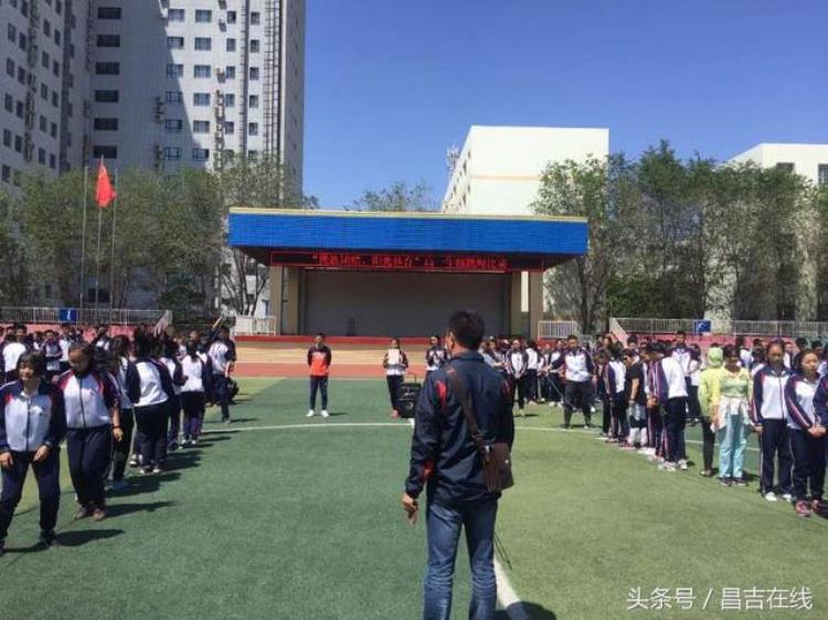 昌吉市第四中学民族团结阳光体育高一年级跳绳比赛活动