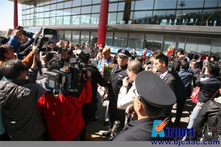 首都机场公安分局首钢男篮夺冠安全抵离机场