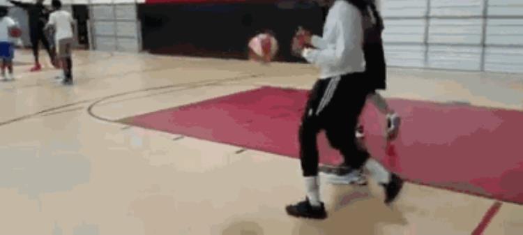 姚明翻身跳投「篮球教学姚明式低位快速转身上篮」