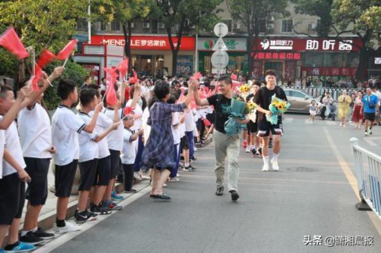 湖南省地质中学2019艺术节「湖南省地质中学高中男篮夺得全国亚军返校后受到夹道欢迎」