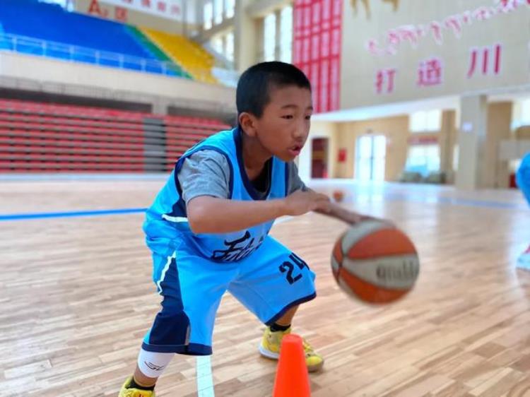 公益篮球班「公益性篮球训练营托起高原青年篮球梦」