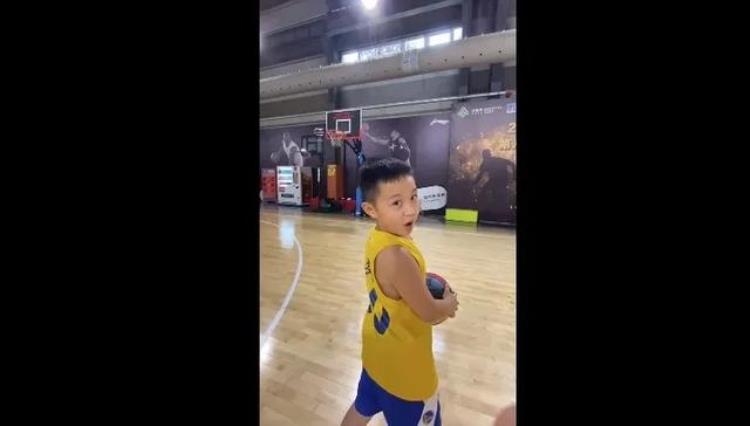火遍全网8岁篮球神童被库里点赞他是未来的男篮之星