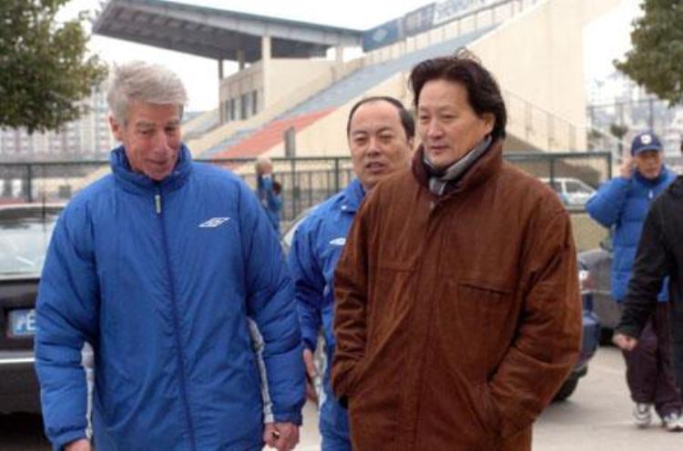 中国男足主教练李铁吹头发「涅波才是中国足球90年代的第一任国字号外教李铁恩师是其助手」
