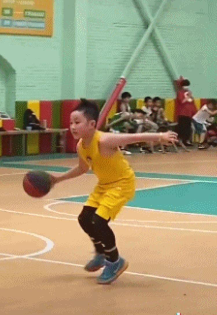 火遍全网8岁篮球神童被库里点赞他是未来的男篮之星