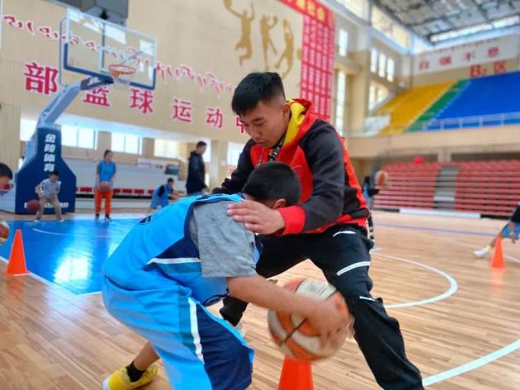公益篮球班「公益性篮球训练营托起高原青年篮球梦」