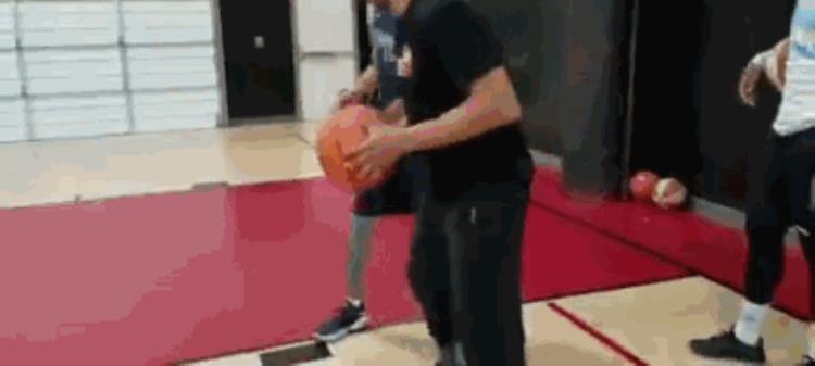 姚明翻身跳投「篮球教学姚明式低位快速转身上篮」