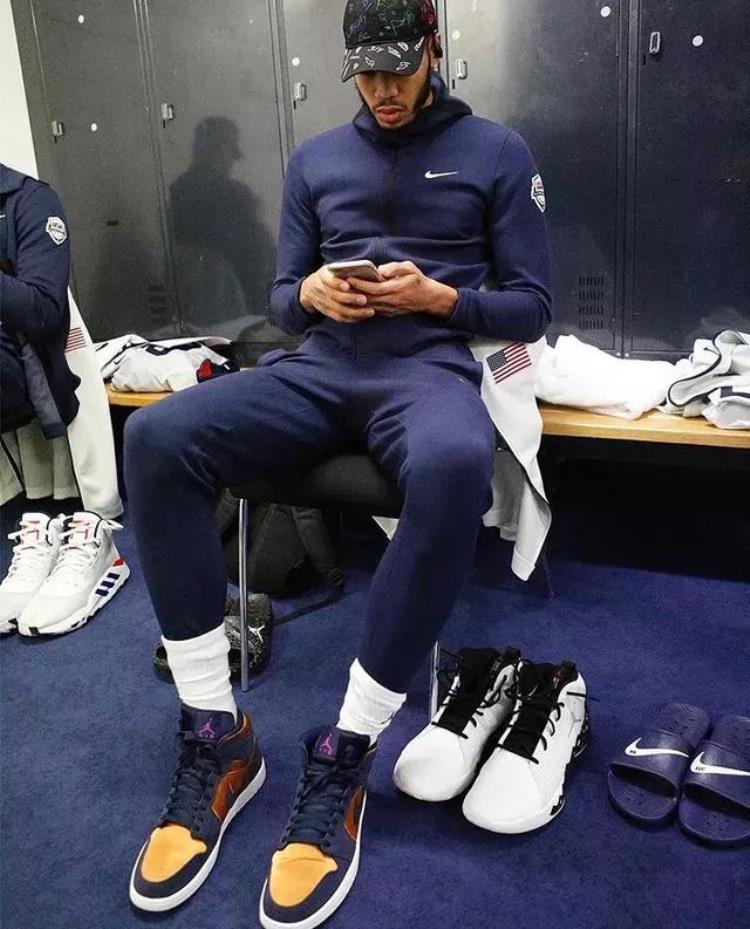 科比上脚科比4联名「NBA球员今日上脚科比4代完美搭配球衣库兹马穿联名款」