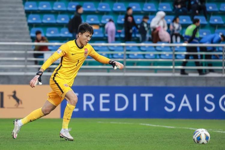 血拼韩国队U20国足主帅训练中激励球员你们在为中国足球赢得更好的未来
