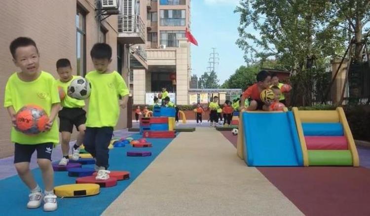 大班幼儿带领小班萌娃玩转足球武汉学前教育一园一特色迈出新一步