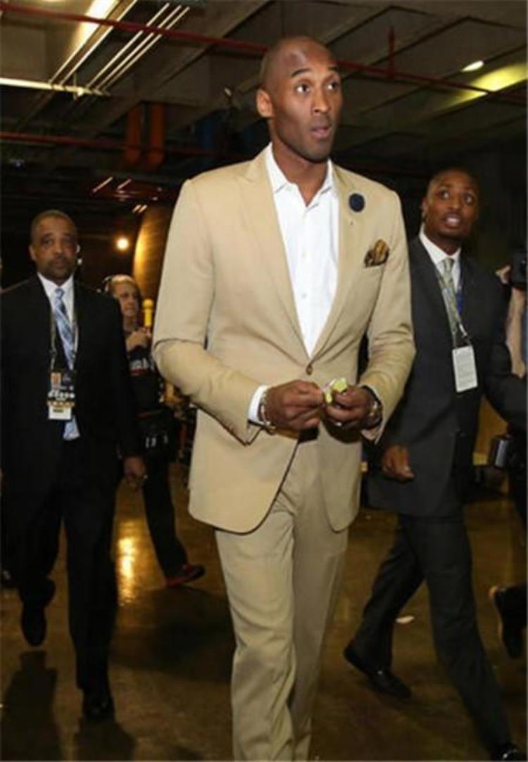科比穿黑曼巴球衣「黑曼巴科比不为人知的一面时尚穿搭照耀NBA全明星赛」