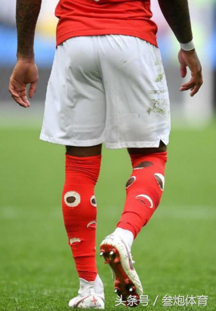 英格兰球迷裸奔「世界杯奇葩一幕英格兰大将穿烂袜子出战他要引领时尚」