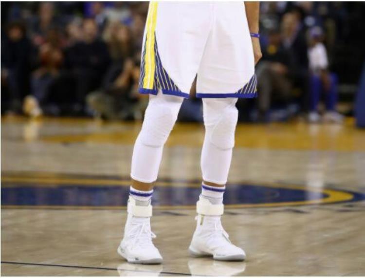 哈登篮球袜「库里哈登在比赛中遮住袜子上的耐克logo」