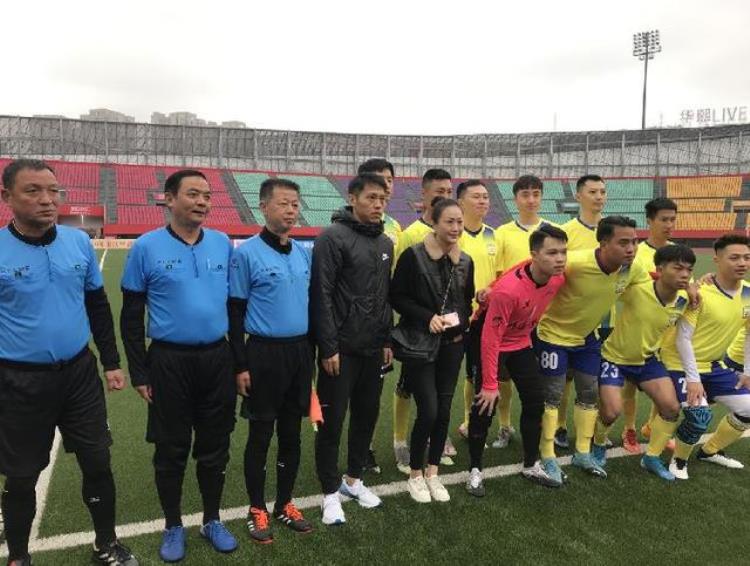 2020重庆中超球迷足球赛今日揭幕重庆当代球员吴庆现场为首场比赛开球