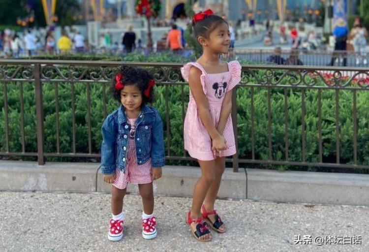 女孩穿科比球衣照片「可爱2岁女儿偷穿科比遗物球鞋满屋溜达笑容灿烂像爸爸」