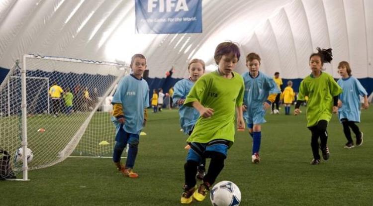 小孩子足球训练小游戏「没有教练也能玩得嗨5个让孩子自己玩耍的足球小游戏」