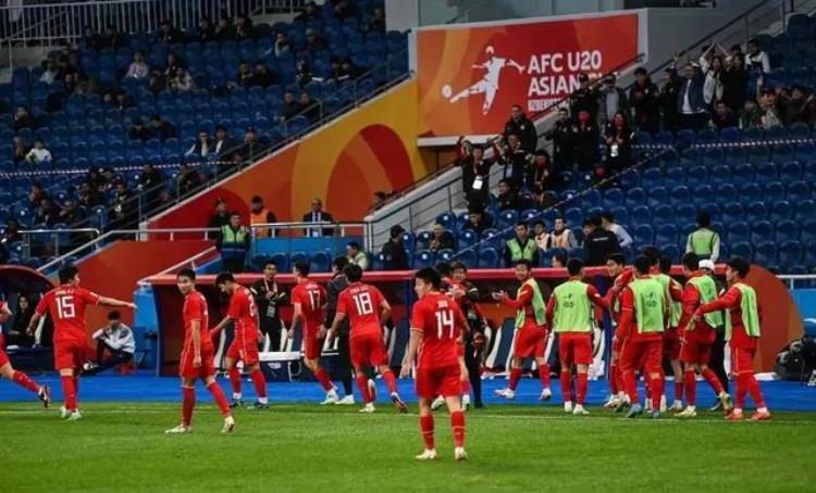 中国男足 出线「11中国男足出线了终结9年等待对手被踢破防攻击裁判染红」