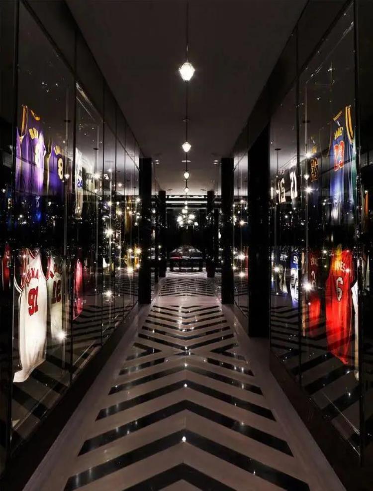 4645㎡超大别墅火了在家建NBA级别篮球场一间卧室300㎡尽显高级黑的奢华