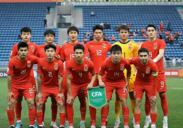 11中国男足出线了终结9年等待对手被踢破防攻击裁判染红