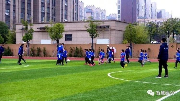 前方高能来袭看泰兴人自己的足球小将带领小小子玩转世界第一运动