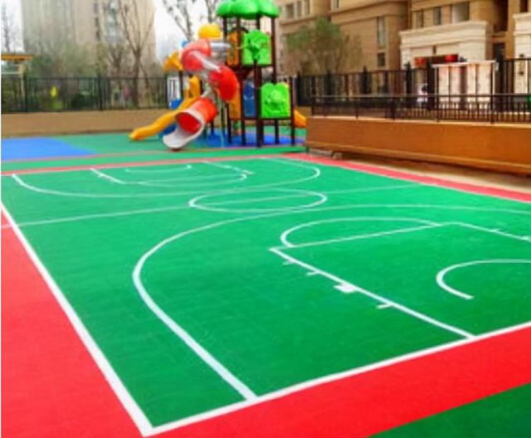 学校篮球场地面材料是什么材质的「学校篮球场地面材料是什么」
