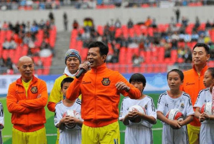 记忆香港明星足球队众星云集唯一可以进男更衣室的梅艳芳已离世