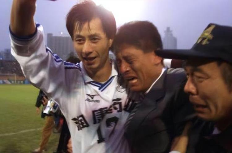 重庆足球锦标赛「风雨飘摇的重庆足球新赛季再起航铜梁龙披荆斩棘力争冲甲成功」