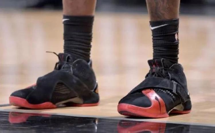 今日nba球员上脚球鞋「今日NBA球星上脚了哪些鞋是谁穿了一双配色骚气的勒布朗8」