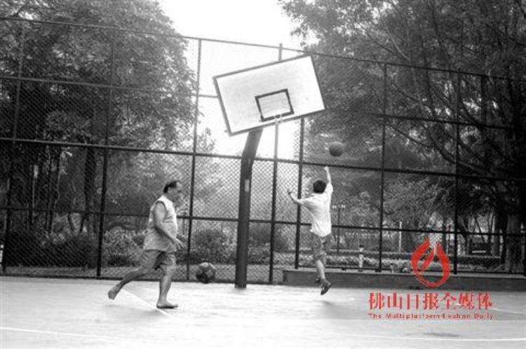 禅城平远北街长廊公园这个篮球场街坊又爱又恼