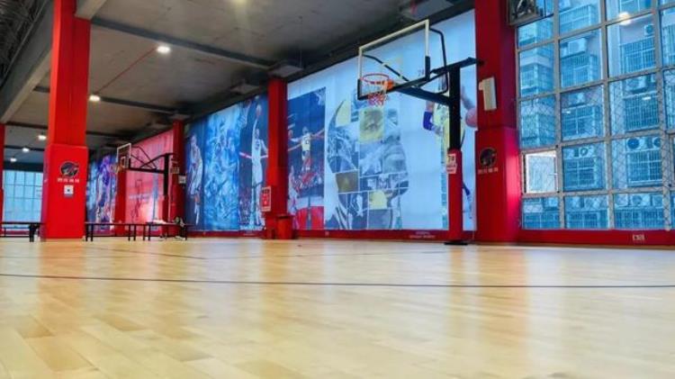 洛克篮球场「靠谱的洛克篮球馆靠谱的运动地板让你的灌篮如虎添翼」
