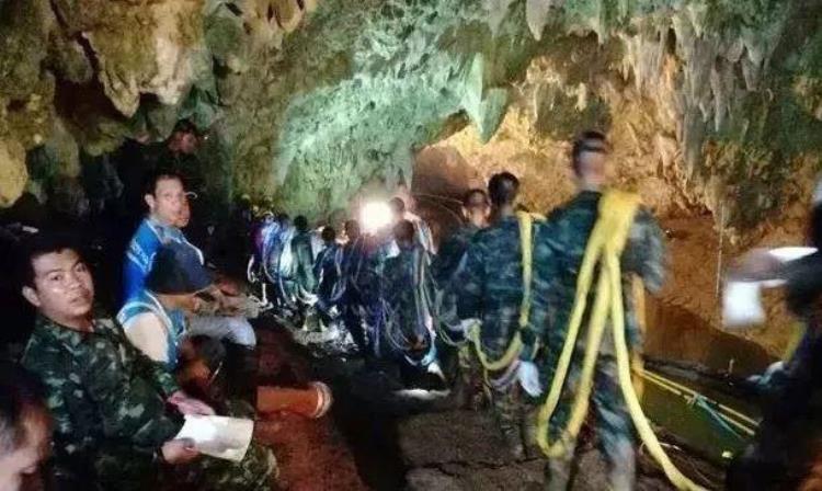1个3个6个被困溶洞16天后13名泰国少年足球队员正被救出