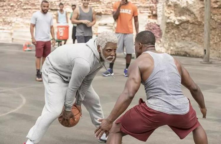 nba球员扮老头打篮球「NBA球星化妆成老头去篮球场上挑战年轻人结局太精彩」