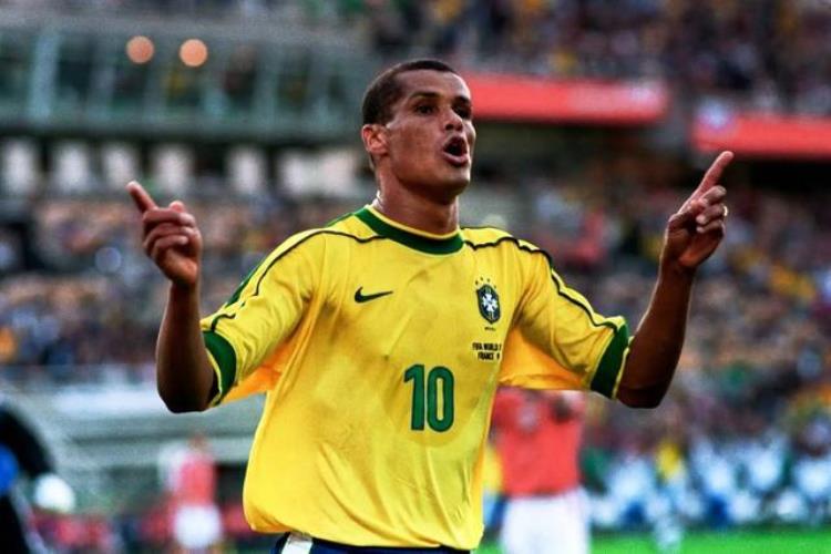 巴西足球历史十大球星「巴西足球史上十大传奇球星小罗仅排第九球王贝利强到大气层」