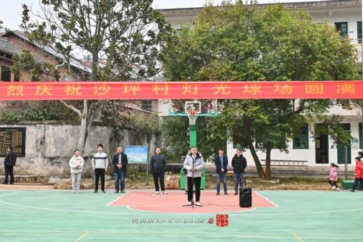 农村灯光篮球场建设标准「为了打村BA湖南郴州沙坪村村民自己建了一个灯光篮球场」