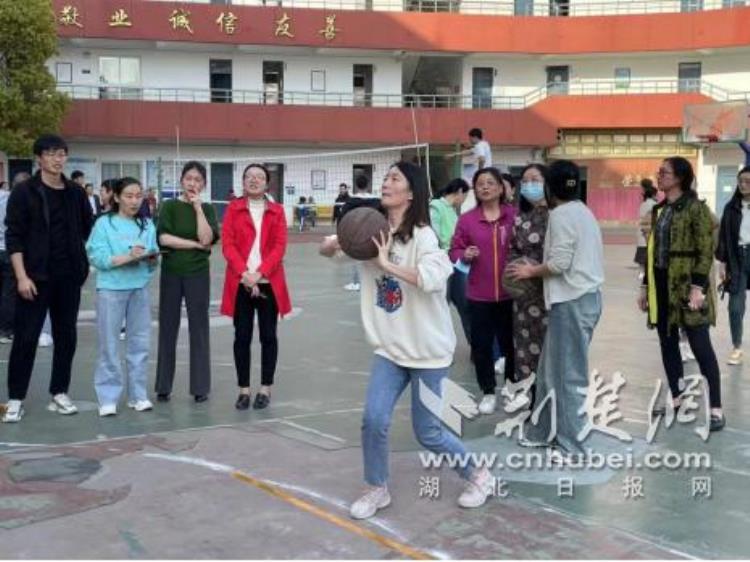 十堰市东风五中开展三八妇女节庆祝活动