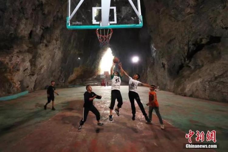贵州山洞篮球场「贵州这个溶洞里的篮球场要火了嗷嗷火那种」