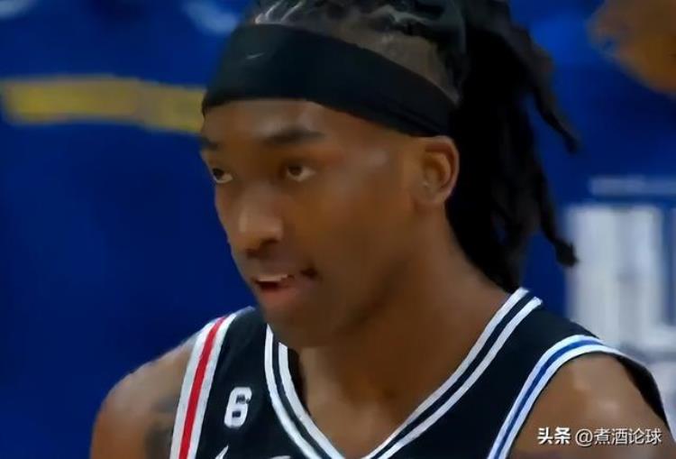 篮球底角三分怎么投「搞笑NBA超幸运一球底角三分在篮筐上颠了3下入网全场目送」