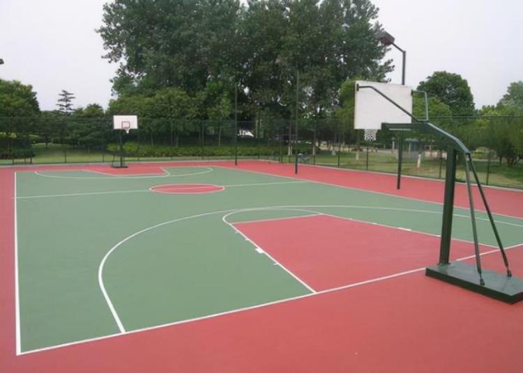 篮球场都是用什么做的地面材料「篮球场都是用什么做的地面」