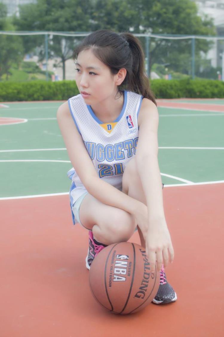 爱打篮球的她「爱上打篮球的校花球场上大汗淋漓」