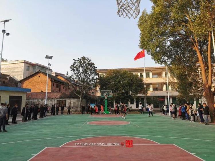 农村灯光篮球场建设标准「为了打村BA湖南郴州沙坪村村民自己建了一个灯光篮球场」