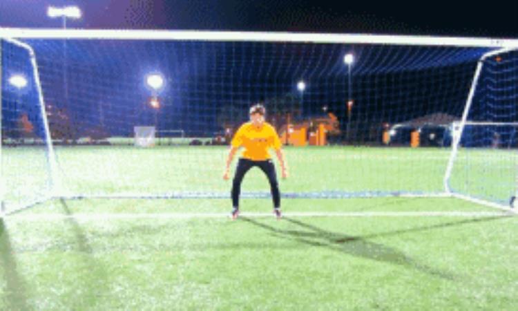 足球点球的位置「足球地带涨球技门神自我修养系列超实用的判断点球方向窍门」