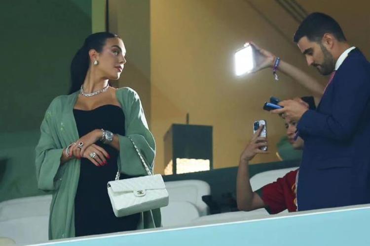 葡萄牙c罗老婆「C罗的葡萄牙双胞胎保镖也到卡塔尔世界杯期间保卫女友乔治娜」
