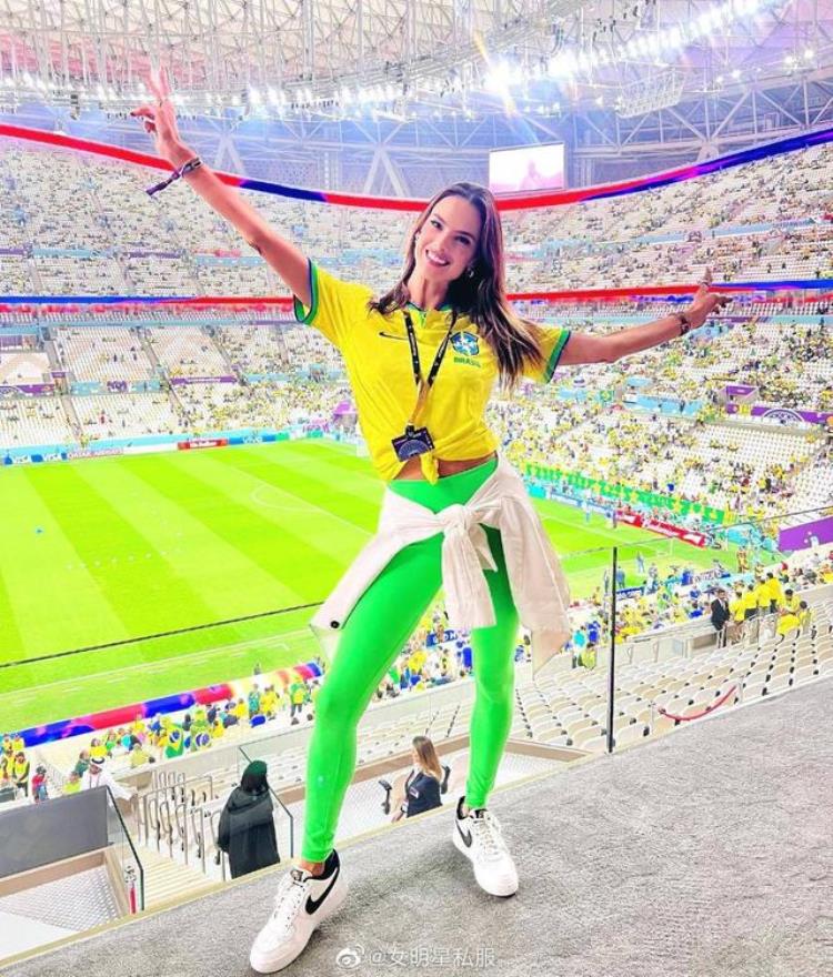 巴西超模AA世界杯看球穿搭主队T恤配荧光绿瑜伽裤激情又靓丽