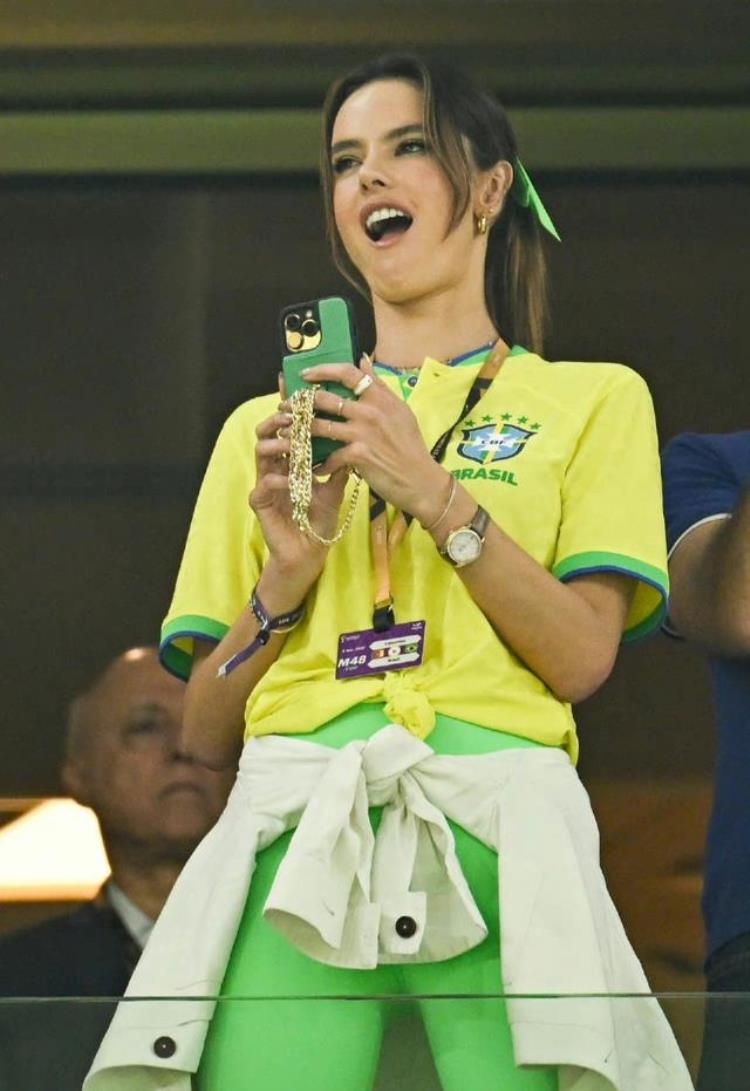 巴西超模AA世界杯看球穿搭主队T恤配荧光绿瑜伽裤激情又靓丽