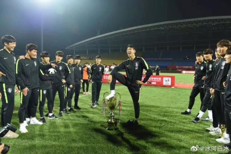 韩国球员侮辱熊猫杯你怎么看「奖杯没收全网怒批韩国球员夺冠后脚踩熊猫杯后续来了」