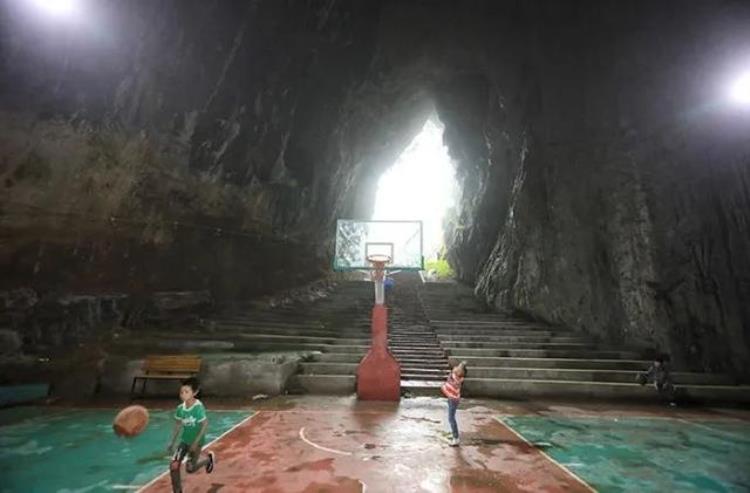 贵州 溶洞「在贵州溶洞篮球场蹲了三天感觉自己穿越到了纽约洛克公园」