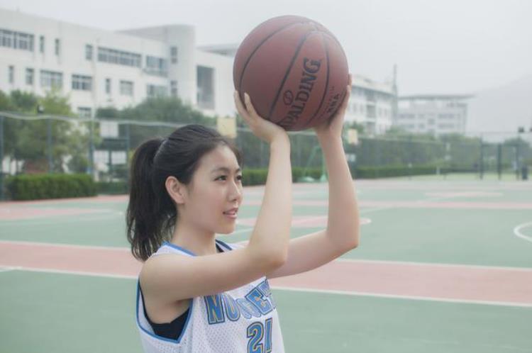 爱打篮球的她「爱上打篮球的校花球场上大汗淋漓」
