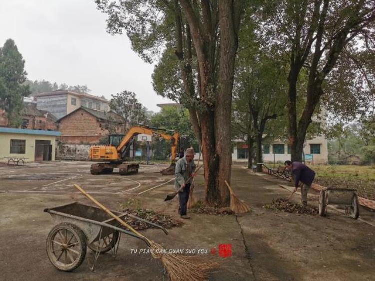 农村灯光篮球场建设标准「为了打村BA湖南郴州沙坪村村民自己建了一个灯光篮球场」