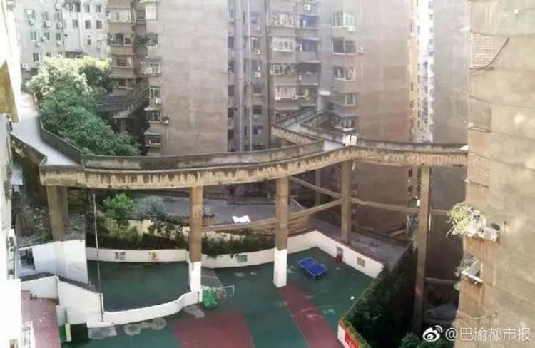 重庆涪陵区某小区很魔幻5楼是篮球场9楼是空中走廊