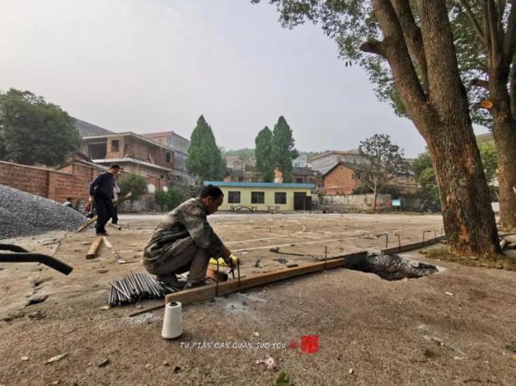 农村灯光篮球场建设标准「为了打村BA湖南郴州沙坪村村民自己建了一个灯光篮球场」