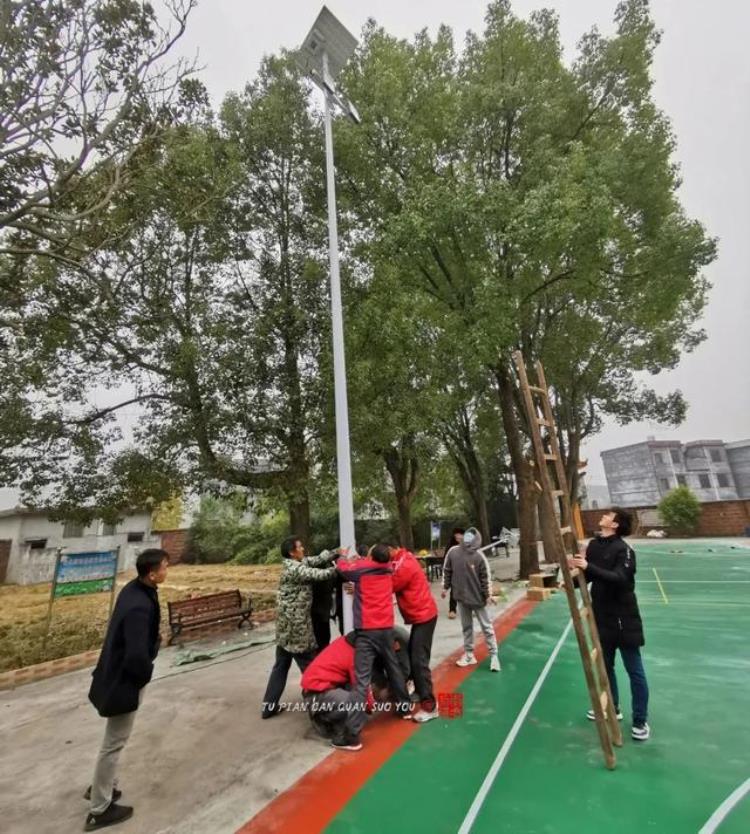 农村灯光篮球场建设标准「为了打村BA湖南郴州沙坪村村民自己建了一个灯光篮球场」